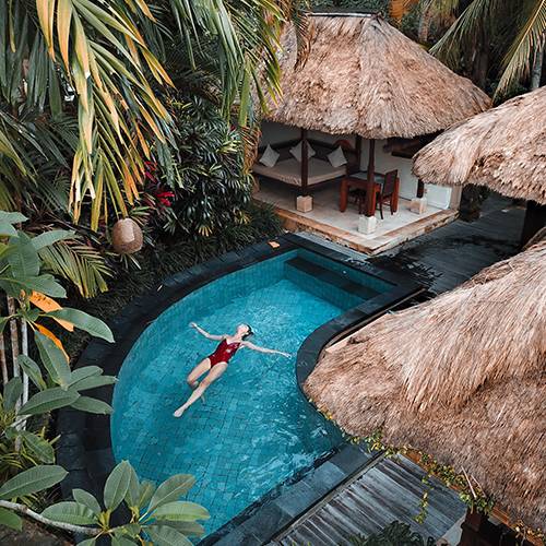 Vacancière se relaxant à la piscine de l'hôtel pendant un séjour au Mexique