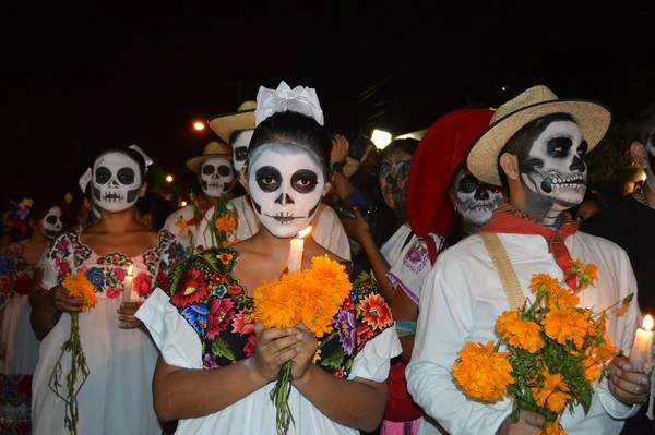 marche de Catrinas pour le jour des morts au Mexique