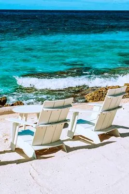 Chaise en bois sur la plage de Isla Pasion à Cozumel