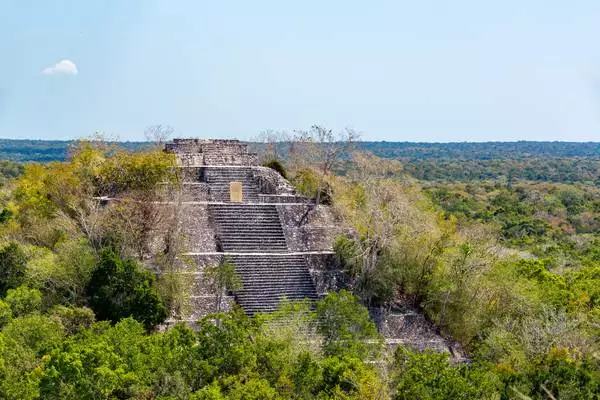 pyramide de Calakmul dans l'Etat de Campeche