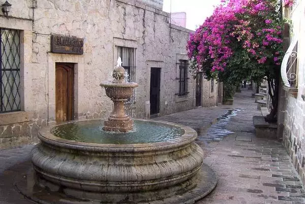 Fontaine dans la rue de la romance dans la ville de Morelia