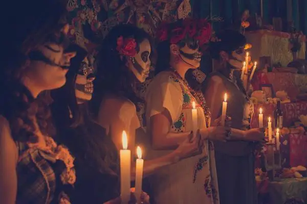 catrinas avec une bougie dans les mains pour le jour des morts au Mexique