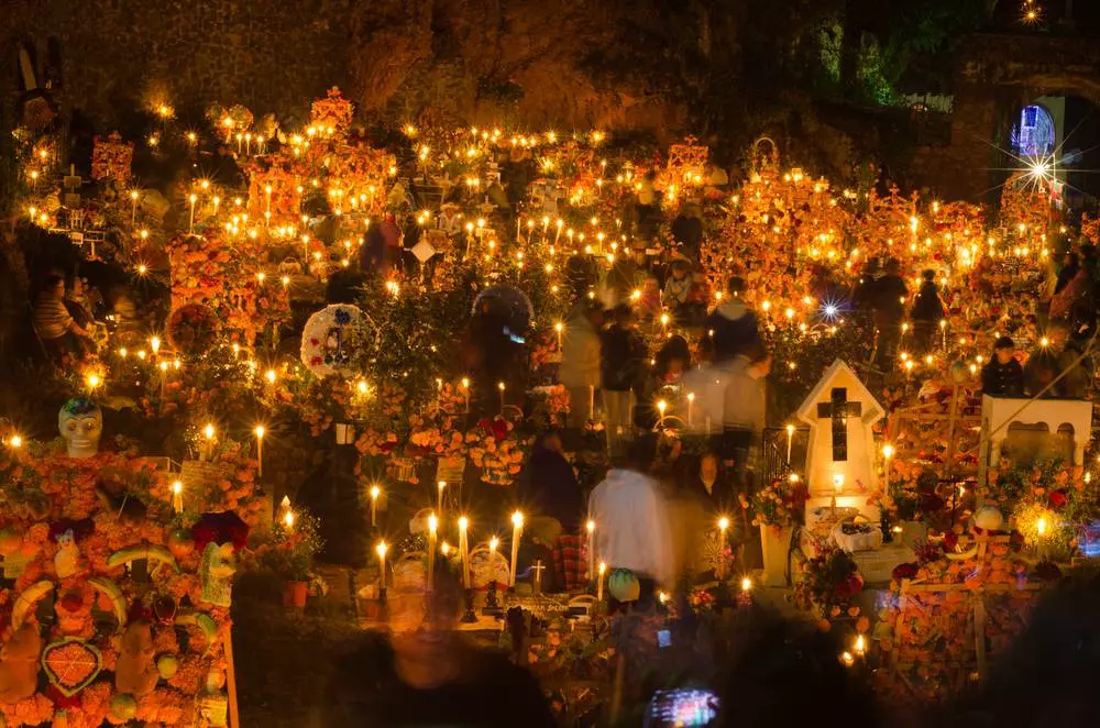 cimetière rempli de bougie pour le jour des morts au Mexique