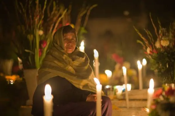 dame dans un cimetière pour le jour des morts au Mexique