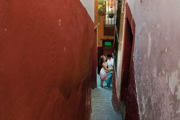 couple s'embrassant dans la rue du baisé à Guanajuato