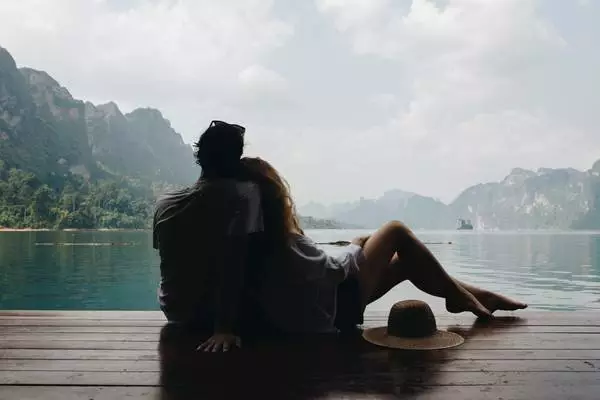 couple sur un ponton devant un lac