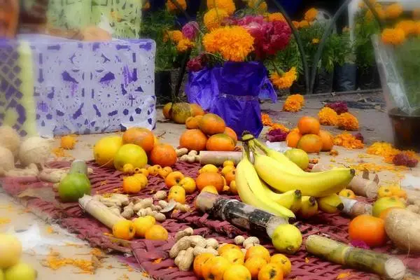 fruits en offrande sur une tombe pour le jour des morts