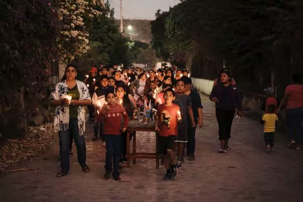 défilé d'enfants pour une posada au Mexique