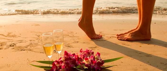 Couple sur un plage au Mexique avec du champagne