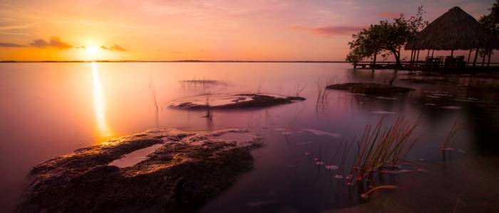 Magnifique coucher de soleil sur la lagune de Bacalar