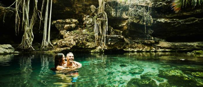 Couple s'embrassant dans un cenote dans le Yucatan