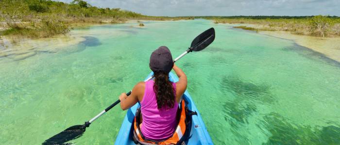 Couple en balade en kayak sur la lagune de Bacalar