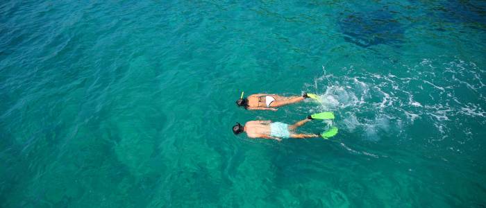 Couple faisant du snorkeling dans les Caraïbes