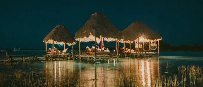 Ponton sur la lagune de Bacalar de nuit