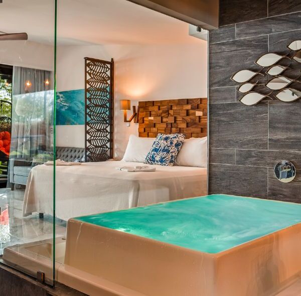 Chambre d'hôtel luxueuse avec jaccuzzi et accès direct à la lagune