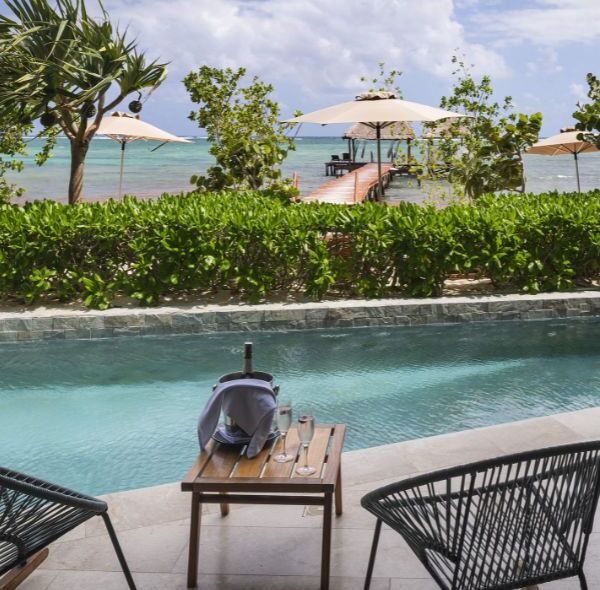 Magnifique terrasse d'une chambre d'hôtel avec accès direct à la piscine et à la plage