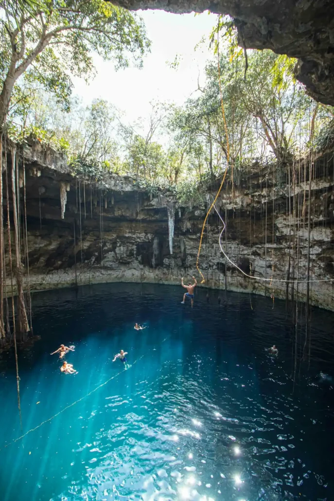 Groupe de voyageurs dans un cenote