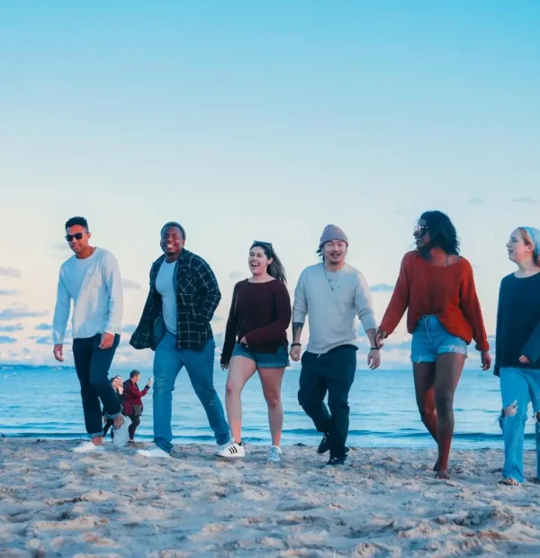 Groupe en voyage sur la plage